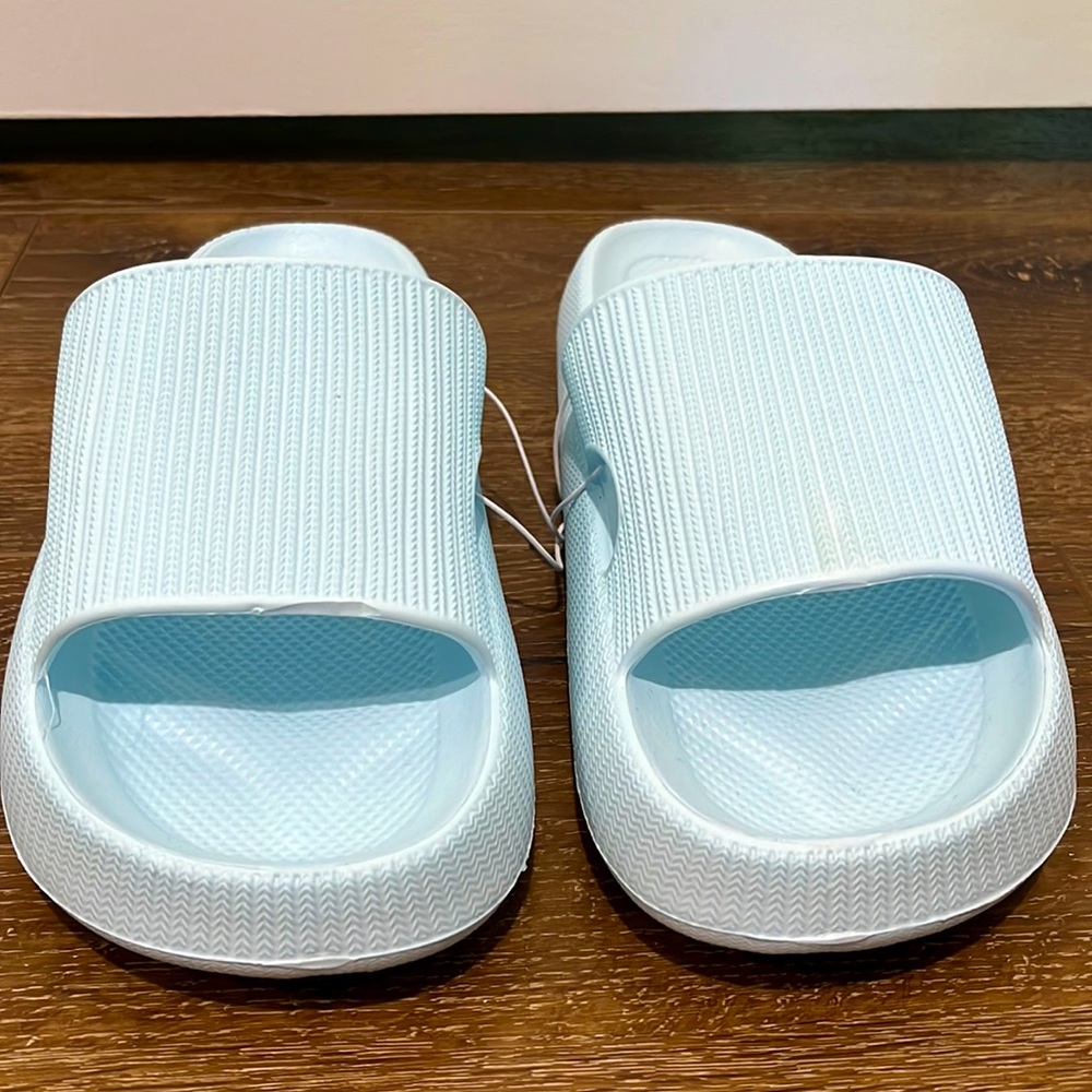 NWT pillow/cloud like slippers ☁️💙☁️